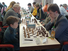 Die Führenden nach der 4. Runde in der Gruppe F: Daniel Schwarz gegen Joshua Falkenau.